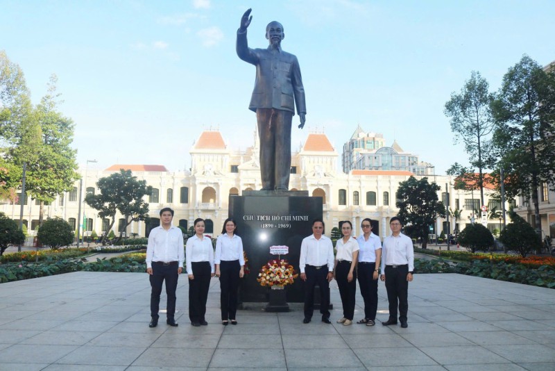 Chi cục Trồng trọt và Bảo vệ thực vật dâng hoa tại tượng đài Chủ tịch Hồ Chí Minh